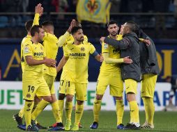 Los jugadores del Villarreal celebran el empate ante el Real Madrid tras el partido. EFE/D. Castelló