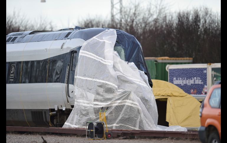 El tren invocrado en un accidente ayer luce parcialmente cubierto en Nyborg, Dinamarca. Rescatistas sacaron hoy otros dos cuerpos de entre los restos para un total de ocho víctimas mortales en el choque. AP/Ritzau Scanpix/M. Rasmussen