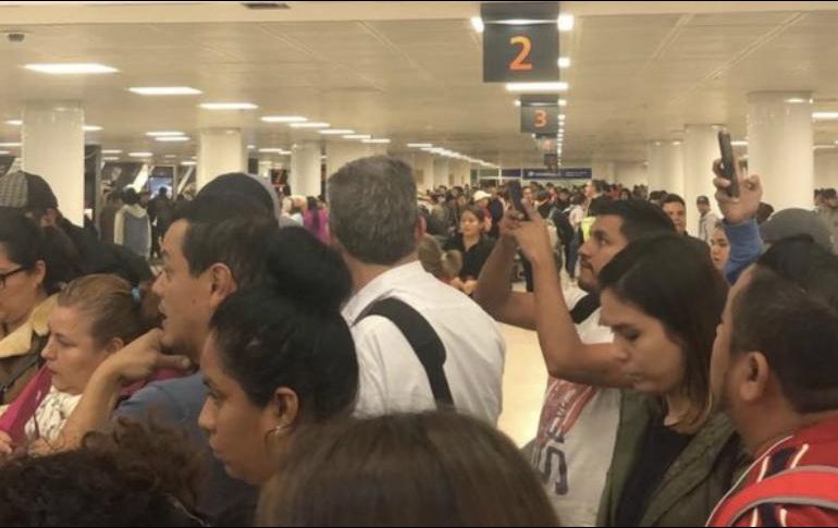 Usuarios de al menos 10 vuelos están en la espera de su equipaje en el Aeropuerto de Guadalajara. ESPECIAL