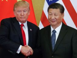 Fotografía de archivo que muestra a Donald Trump (i) mientras posa con su homólogo de China, Xi Jinping (d), durante una conferencia de prensa en el Gran Salón del Pueblo en Pekín. EFE/R. Pilipey