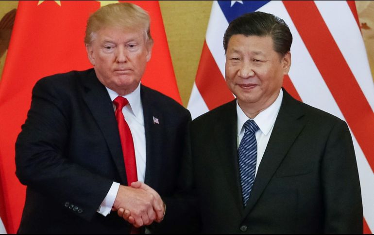 Fotografía de archivo que muestra a Donald Trump (i) mientras posa con su homólogo de China, Xi Jinping (d), durante una conferencia de prensa en el Gran Salón del Pueblo en Pekín. EFE/R. Pilipey