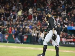Sergio Romo pide silencio a la afición tomatera después de ponerle candado a la victoria de Jalisco en el segundo juego. FACEBOOK/CharrosBeisbolOficial