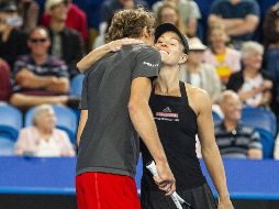 Zverev y Kerber celebran tras acceder a la final en la que tendrán por rivales a los suizos Roger Federer y Belinda Bencic. EFE / T. McDonough