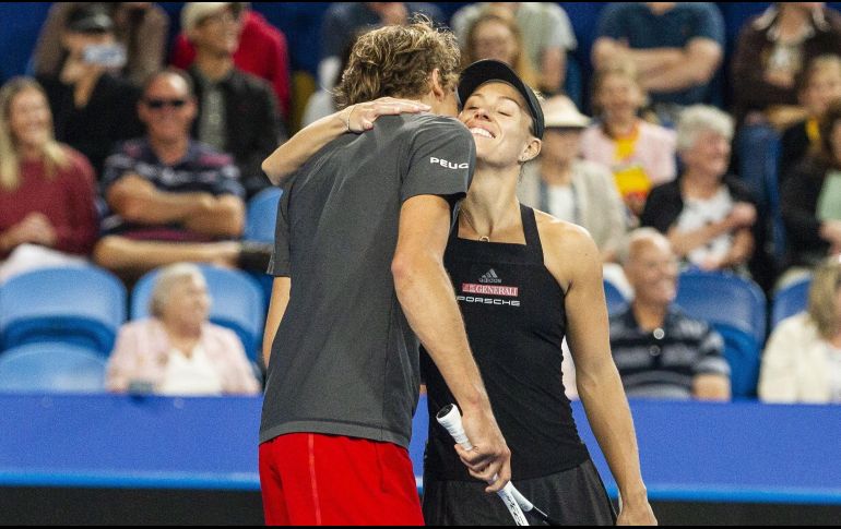 Zverev y Kerber celebran tras acceder a la final en la que tendrán por rivales a los suizos Roger Federer y Belinda Bencic. EFE / T. McDonough