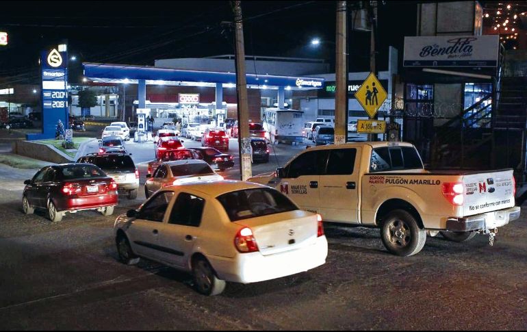 Ante la falta de combustible en distintas gasolineras de la Zona Metropolitana de Guadalajara (ZMG), los automovilistas se agolparon ayer en una estación de servicio ubicada sobre la Avenida Camino Real a Colima, en Tlaquepaque. EL INFORMADOR / A. Camacho