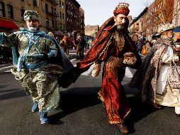 Guiados por una brillante estrella, los tres reyes de Oriente: Melchor, Gaspar y Baltazar emprendieron el viaje para adorar al niño Jesús a quien le entregaron varios obsequios. EFE / J. Lane