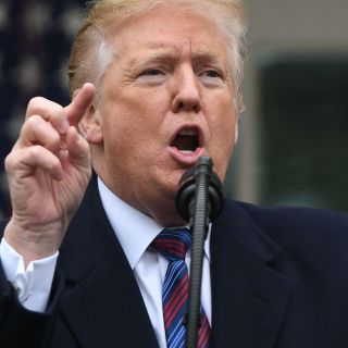 Trump dice que se mantienen negociaciones para reapertura de administración