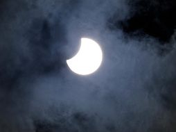 Este año, podrán ser apreciadas 13 lunas nuevas y tres eclipses solares (foto), 12 lunas llenas y dos eclipses lunares. AP / ARCHIVO