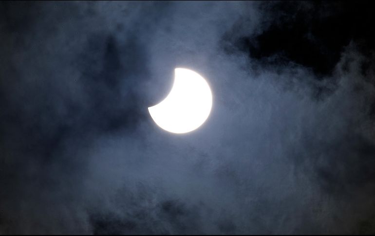 Este año, podrán ser apreciadas 13 lunas nuevas y tres eclipses solares (foto), 12 lunas llenas y dos eclipses lunares. AP / ARCHIVO