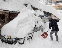 La difusora pública austriaca ORF reportó que el pequeño pueblo de St. Johann fue desalojado ya que las autoridades temen que los fuertes vientos provoquen una gran avalancha. AP / M. Schrader