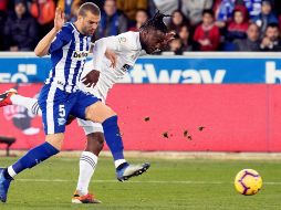 El defensa del Alavés Víctor Laguardia (i), y el delantero belga del Valencia Michy Batshuayi (d), se disputan el balón. EFE/A. Ruiz