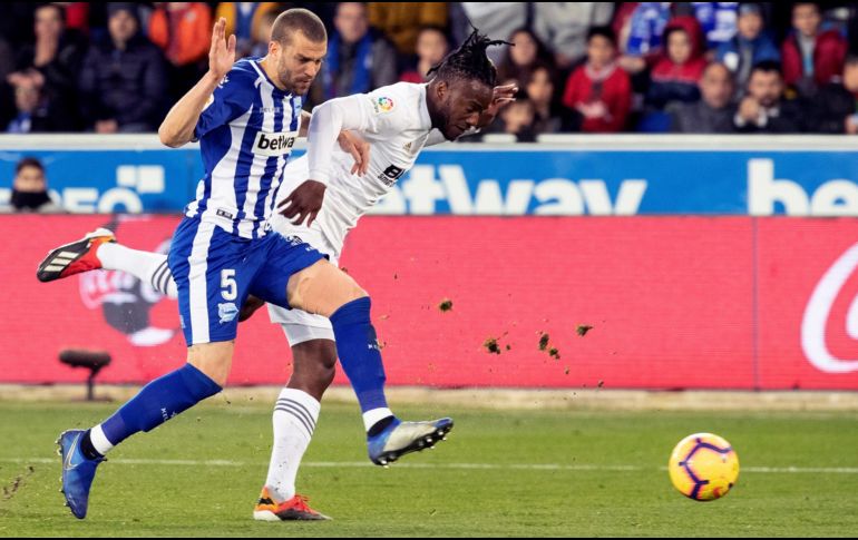 El defensa del Alavés Víctor Laguardia (i), y el delantero belga del Valencia Michy Batshuayi (d), se disputan el balón. EFE/A. Ruiz