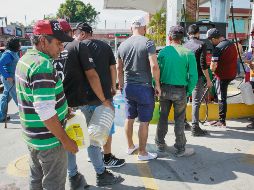 Ante el desabasto de combustible, durante la tarde de ayer se observó a las personas hacer largas filas para comprar gasolina en la estación de servicio ubicada en Alcalde, entre Gonzalo Curiel y De los Maestros. EL INFORMADOR / A. García