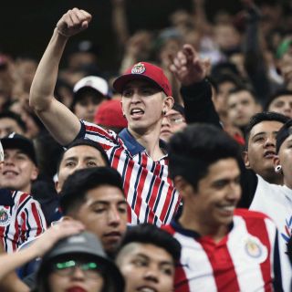 Aficionados de Chivas felices... pero no tanto