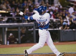 Stephen Cardullo conecta uno de los cinco cuadrangulares de los Charros en el juego de ayer ante los Tomateros. Charros de Jalisco