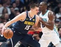Nikola Jokic (#15) tuvo una noche redonda al aportar 39 puntos para el triunfo de los Nuggets. AFP