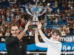 La pareja suiza conformada por Roger Federer y Belinda Bencic levanta el trofeo de campeón tras vencer en la Final a la dupla alemana. EFE