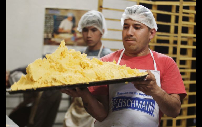 En temporada de reyes, más de 12 personas trabajan jornada completa para cubrir la alta demanda de las tradicionales roscas de enero. EL INFORMADOR / F. Atilano