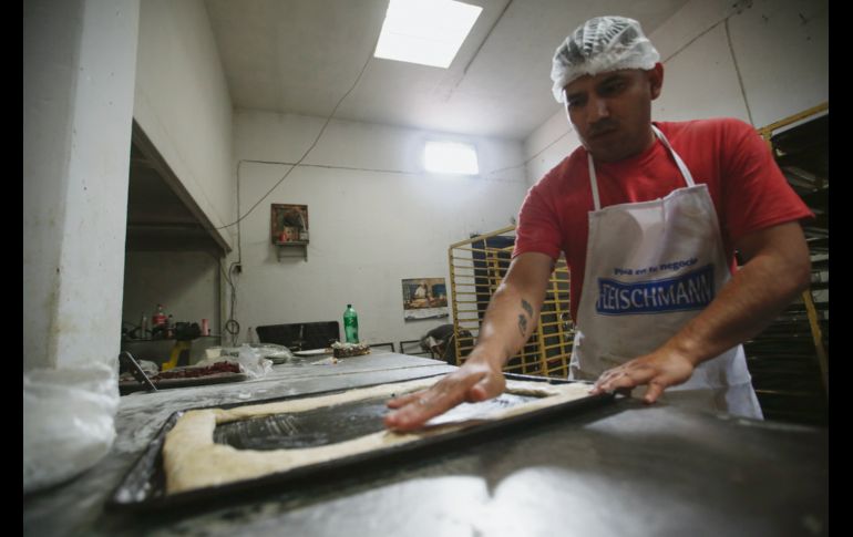 Marco Antonio, maestro panadero, dice que se preparan cientos de roscas diariamente. EL INFORMADOR / F. Atilano