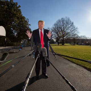 "Tenemos que construir el muro" en la frontera con México, insiste Trump