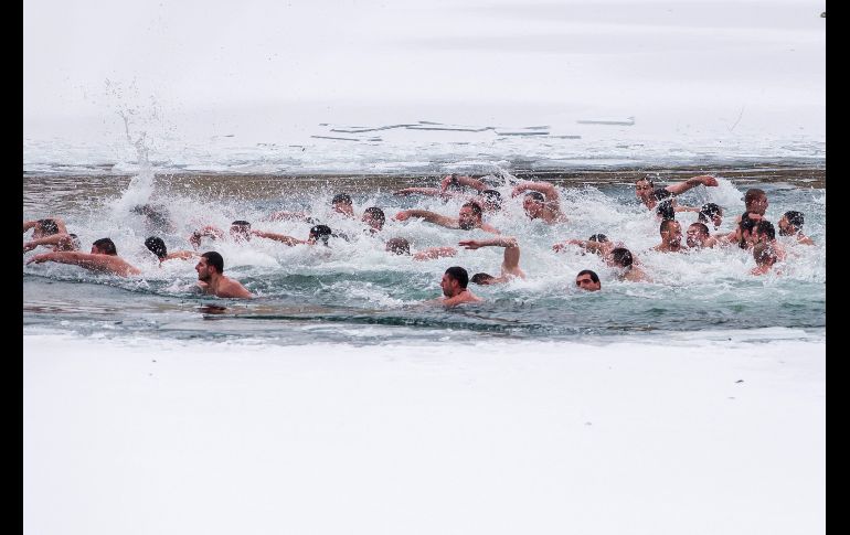 Fieles ortodoxos nadan en aguas heladas de un lago en Sofía, Bulgaria, en una celebración del Día de la Epifanía.
