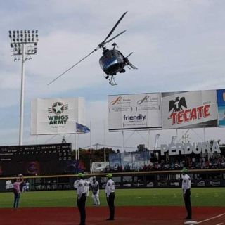 Helicóptero desciende para entregar pelota a Charros