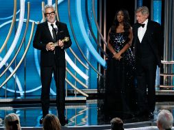 El actor Harrison Ford entregó el premio a Alfonso Cuarón. AP / P. Drinkwater