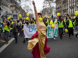Las mujeres mostraron en lado no violento de las protestas. EFE/I. Langsdon