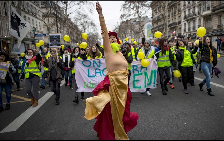 Las mujeres mostraron en lado no violento de las protestas. EFE/I. Langsdon
