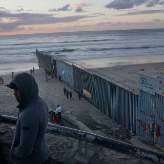 La Casa Blanca analiza “opciones disponibles” para construir muro