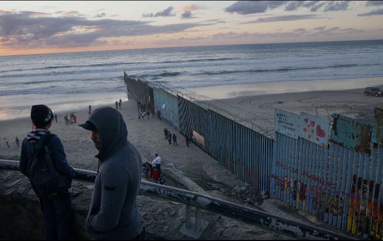 Trump sugiere cambiar el concreto por acero para levantar la barrera en la frontera. AFP/S. Huffaker