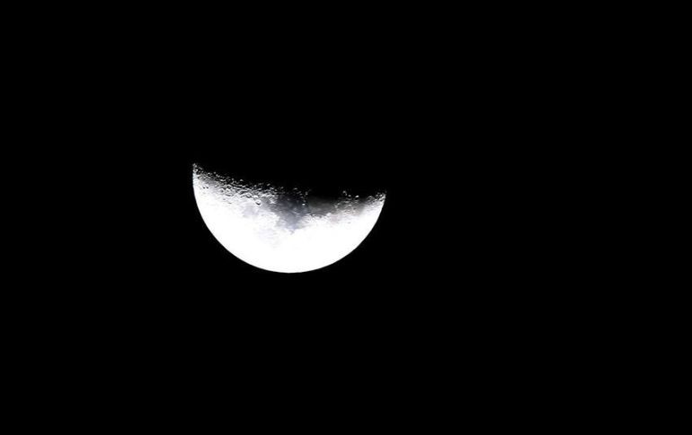 Un mes lunar es la duración entre sucesivas lunas nuevas, el cual también es conocido como lunación o mes sinódico. NTX / ARCHIVO
