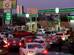 Alfaro considera que para regularizar el abasto en Jalisco se requiere al menos el doble de pipas de las que funcionan actualmente. EFE / F. Guasco