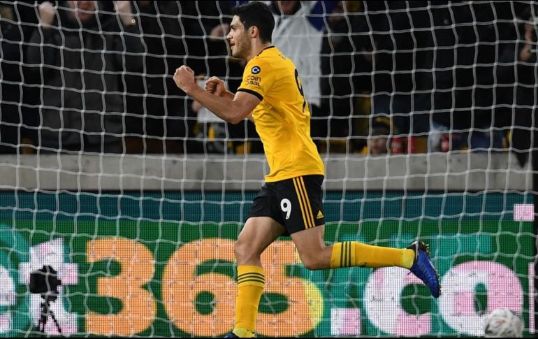 Raúl Jiménez anotó el primer gol para el Wolverhampton. AFP / P. Ellis