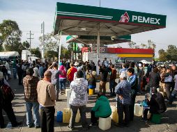 Habitantes hacen fila para comprar gasolina en Morelia, Michoacán. AFP/E. Castro