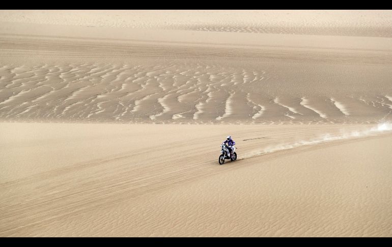 El holandés Paul Spierings conduce su motocicleta Husqvarna durante la primera etapa del Rally Dakar 2019, entre Lima y Pisco, Perú. EFE/E. Arias