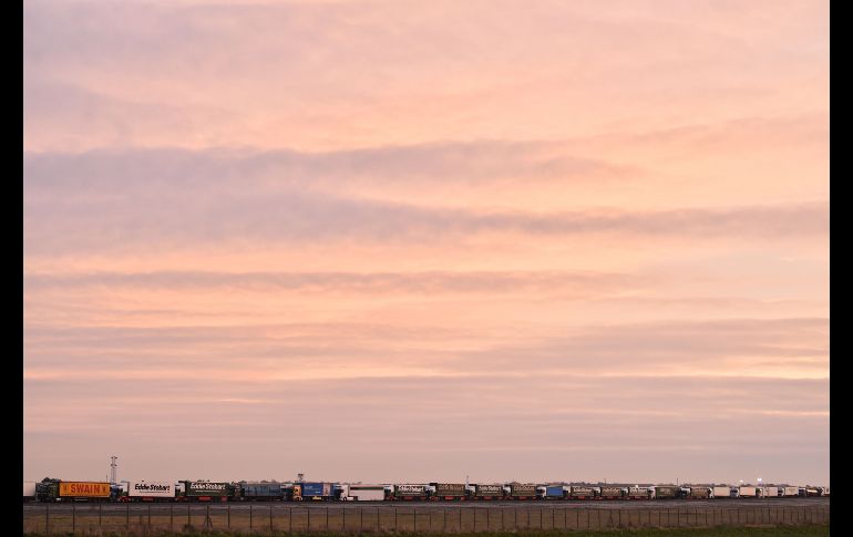 Camiones aguardan en el aeropuerto Manston, Inglaterra, para realizar una prueba organizada por el gobierno para prevenir la congestión vial por mayores controles fronterizos en el caso de la salida del Reino Unido de la UE. AFP/G. Kirk