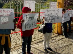 Los inconformes cerraron los accesos y colocaron mantas en contra del fiscal. TWITTER/@xalapaalmomento