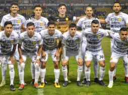 La cancha de Dorados presentaba malas condiciones, por lo que fue necesario arreglarla. TWITTER