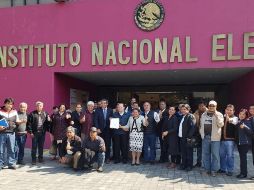 Miembros de esta organización ciudadana acudieron al INE para entregar la documentación necesaria. FACEBOOK