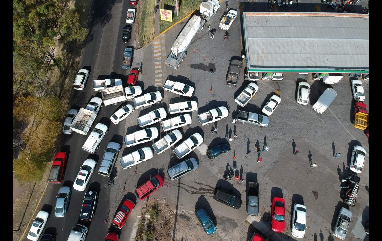 Conductores hacen fila para cargar gasolina en Morelia, Michoacán, donde se presenta escasez del combustible. AFP/E. Castro