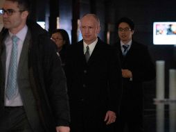 Jeffrey Gerrish (centro), representante comerical de EU, y otros miembros de la comitiva salen del hotel donde negocian con sus pares chinos. AFP/W. Zhao