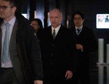 Jeffrey Gerrish (centro), representante comerical de EU, y otros miembros de la comitiva salen del hotel donde negocian con sus pares chinos. AFP/W. Zhao