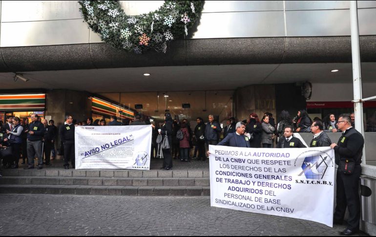 Ayer, empleados de la CNBV pararon labores en protesta por la cancelación de los seguros de gastos médicos. SUN/C. Reyes