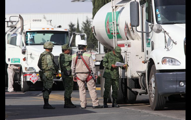 El personal desplegado supervisa la entrada y salida de trabajadores y de pipas cargadas de combustible. Aspecto de la Terminal de Abastecimiento en Toluca, Estado de México.