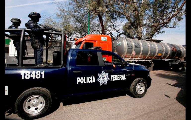 Policías vigilan junto a tanques de gasolina en El Salto, Jalisco.