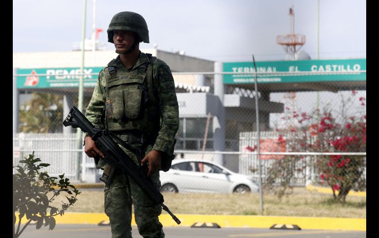 Un soldado resguarda un centro de almacenamiento y distrubución de Pemex en El Salto, Jalisco.