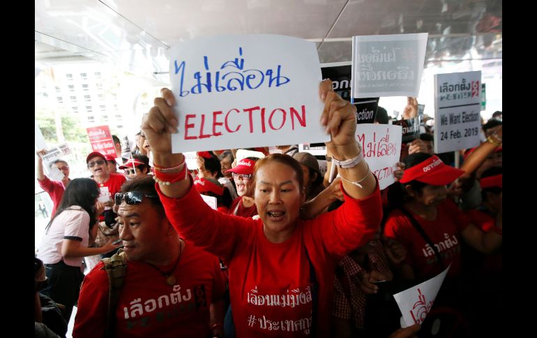 Manifestantes en Bangkok, Tailandia, demandan que no se pospongan las elecciones generales, programadas para el 24 de febrero. AP/S. Lalit