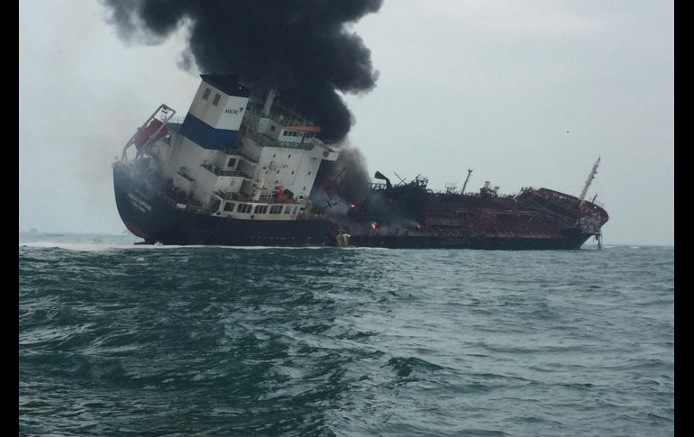 El petrolero 'Aulac Fortune' tras originarse un incendio a bordo cuando navegaba por aguas del sur de la isla de Lamma, en Hong Kong, China. Al menos una persona ha muerto hoy y otras dos permanecen desaparecidas tras el incendio. EFE/Gobierno de Hong Kong