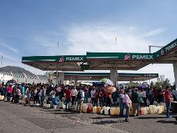 Indican que hay gasolineras que venden 10 litros por cliente, aunque hay otras que decidieron poner topes de 20, 30 o hasta 40 litros, aunque la medida no está generalizada. SUN / R. Ayala